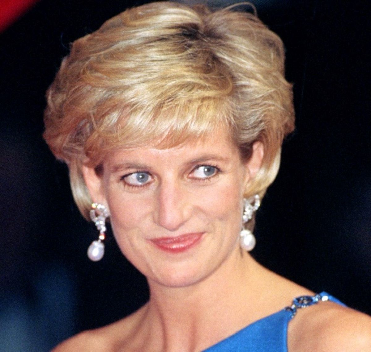Lady Diana significato abito vestito statua