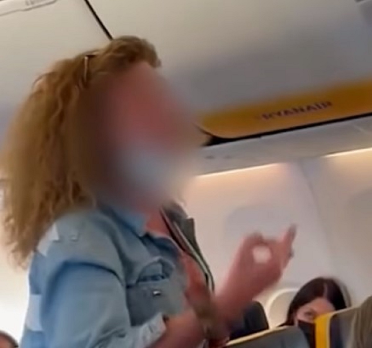 Lite volo Ryanair passeggera distanziamento sociale video