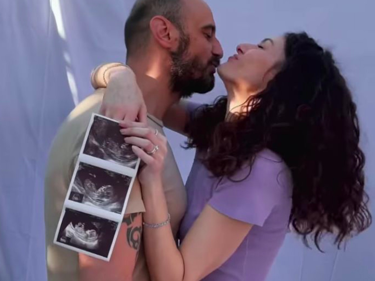 Paola Turani incinta, lei e Riccardo Serpellini mostrano la prima ecografia