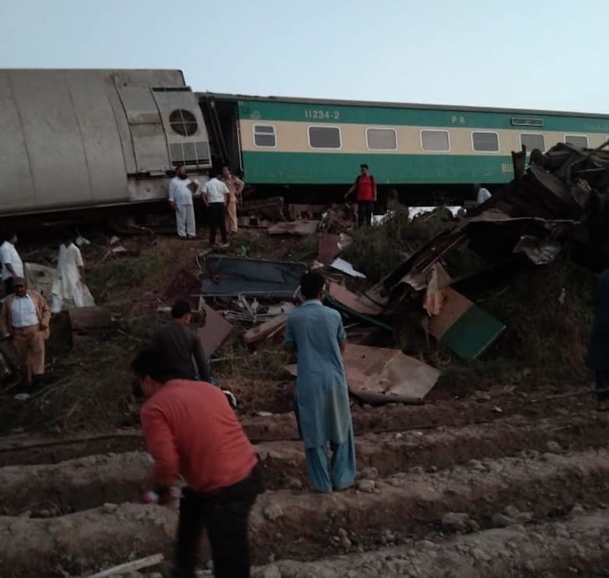treno deraglia pakistan