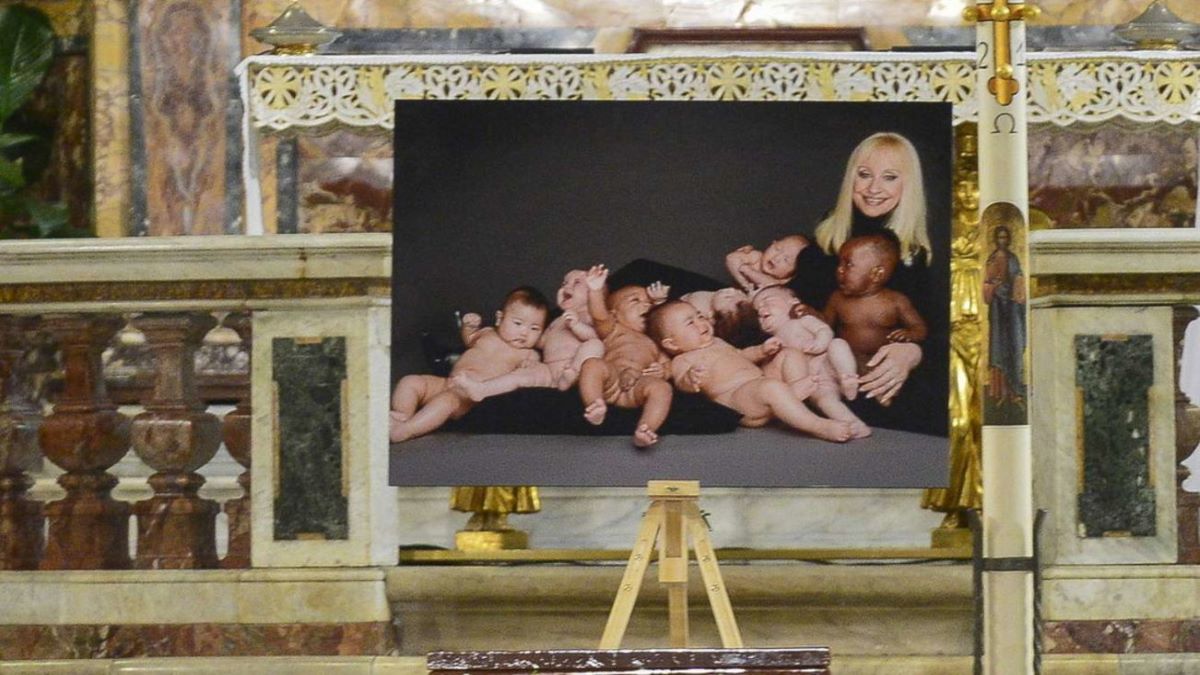 Raffaella Carrà Foto Bambini Funerali Significato