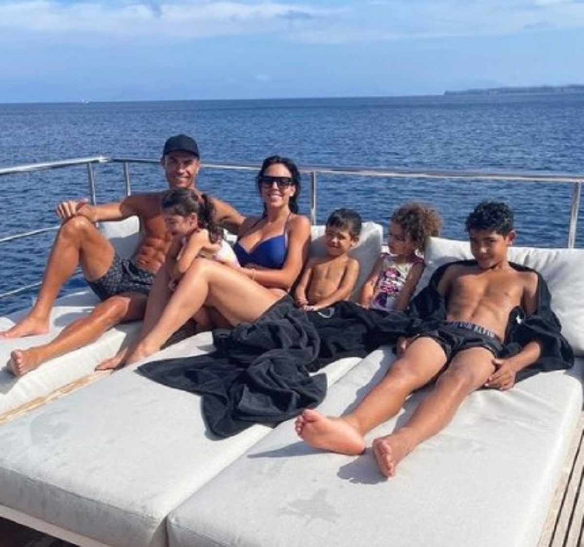Cristiano Ronaldo vacanza lusso famiglia yacht