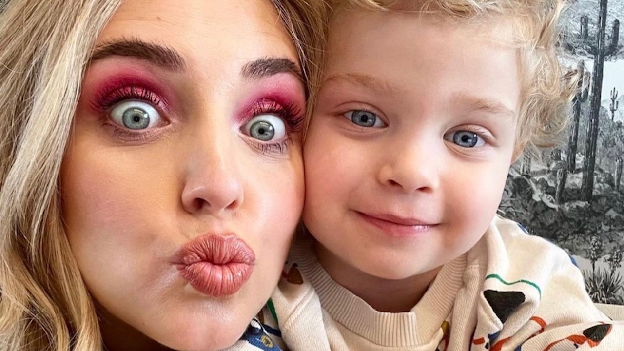 Chiara Ferragni leone cartellone milano
