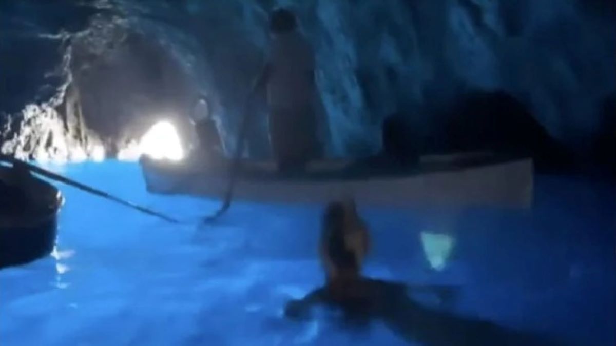 Wanda Nara Grotta Azzurra Capri Divieto Balneazione