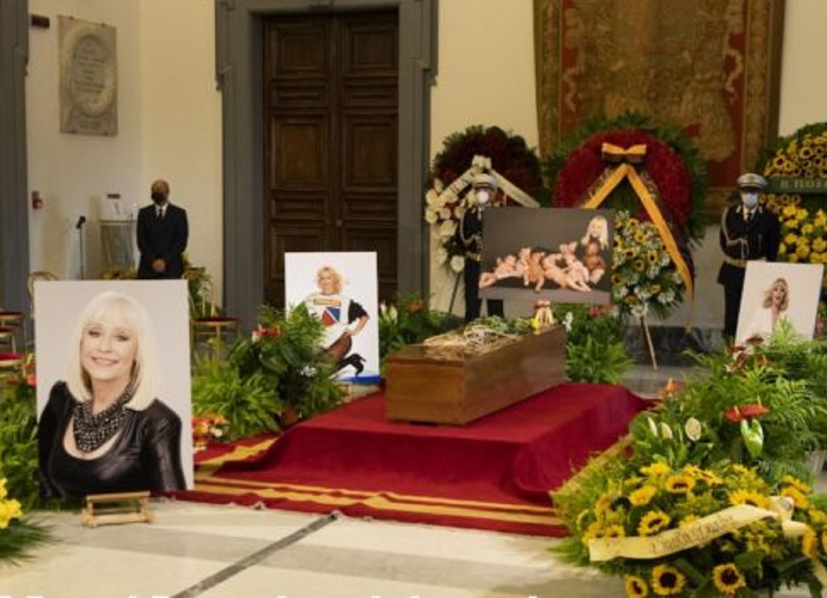 Raffaella Carrà funerali ultimo addio  
