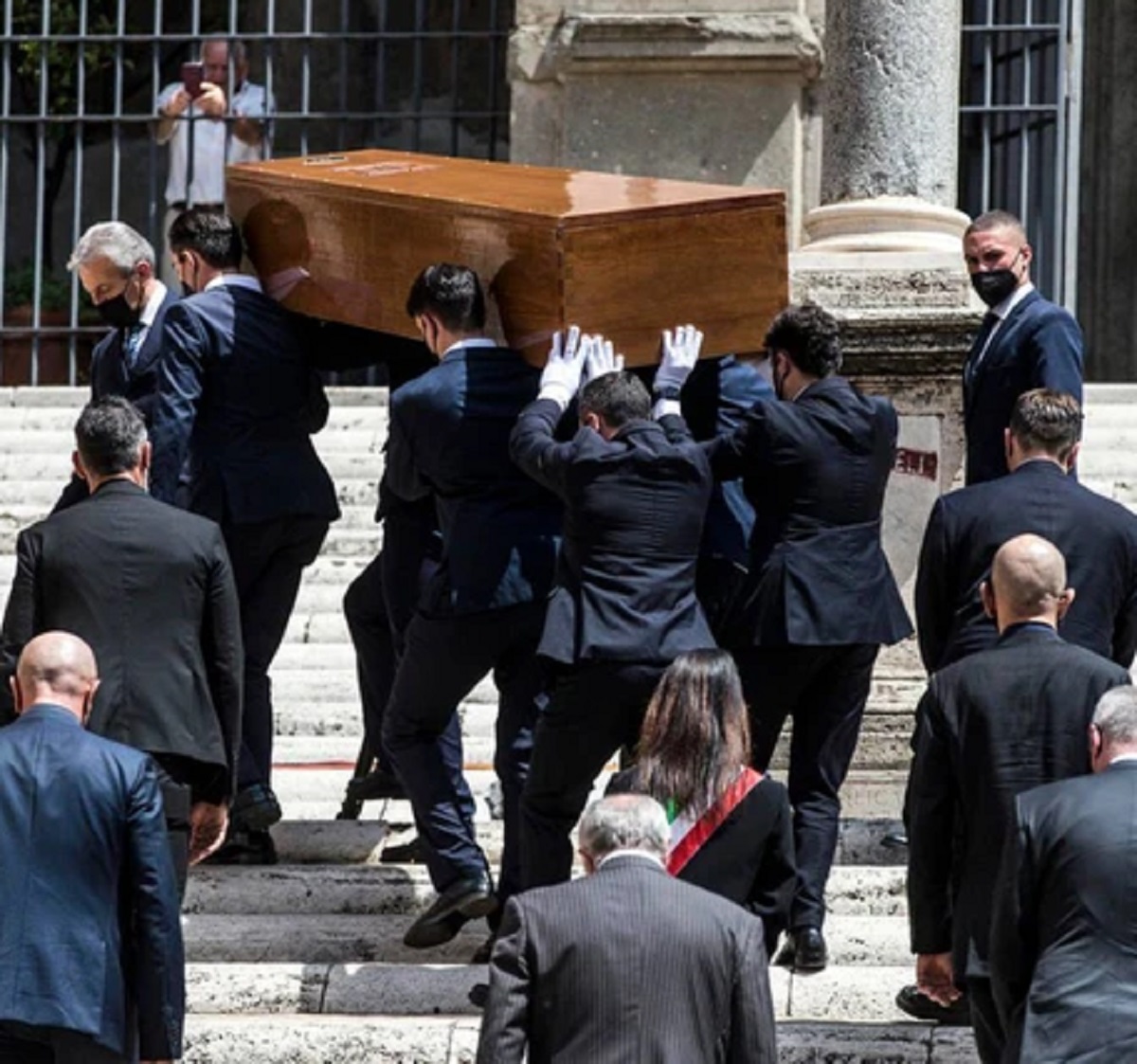 Fabio Fazio funerali Raffaella Carrà assente