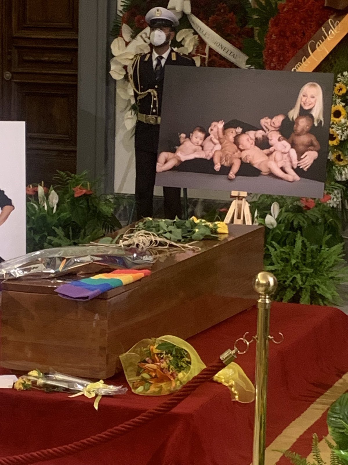funerale raffaella carrà fiorello