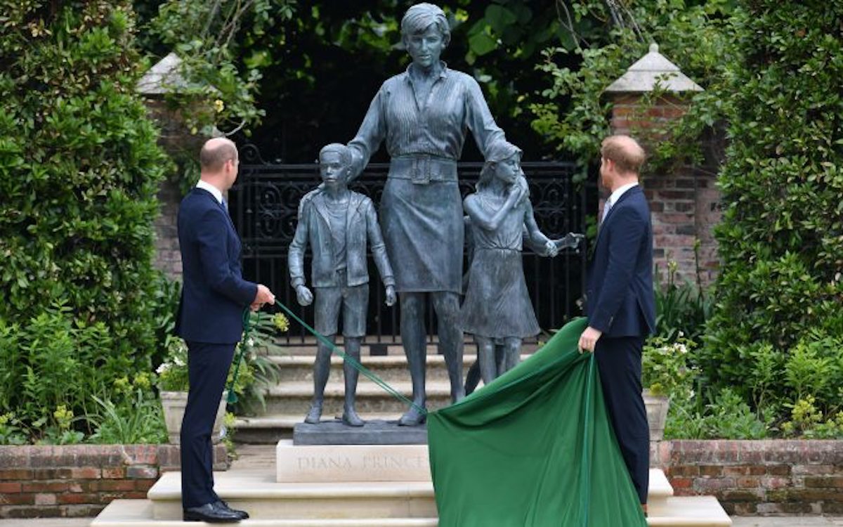 Lady Diana significato abito vestito statua