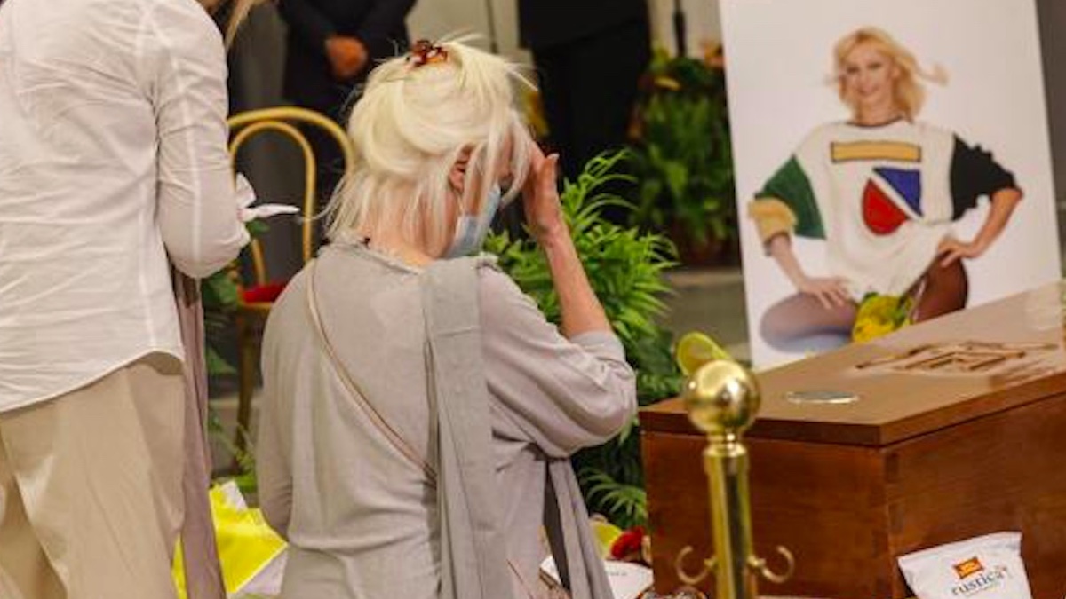 Raffaella Carrà, Loretta Goggi in ginocchio davanti alla bara