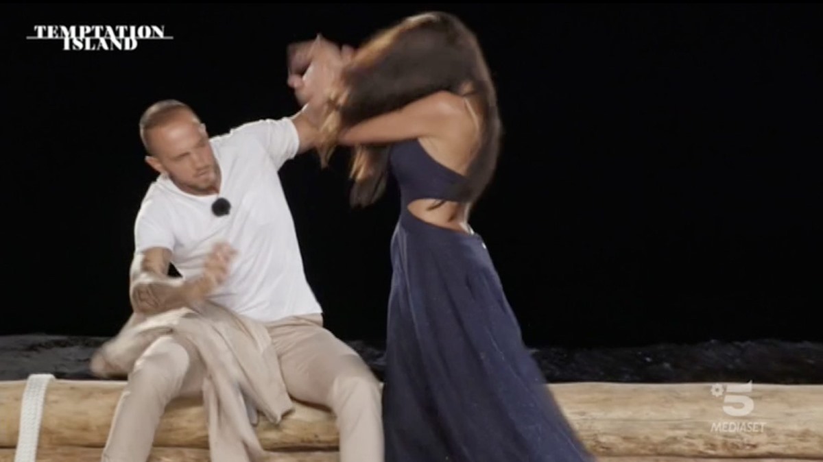 Temptation Island 2021, Manuela spiega perché ha dato uno schiaffo a Stefano