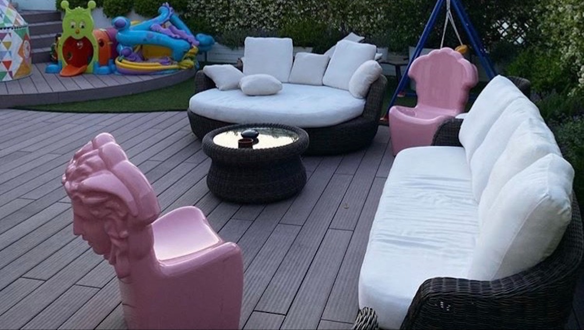 poltrona versace prezzo casa fedez