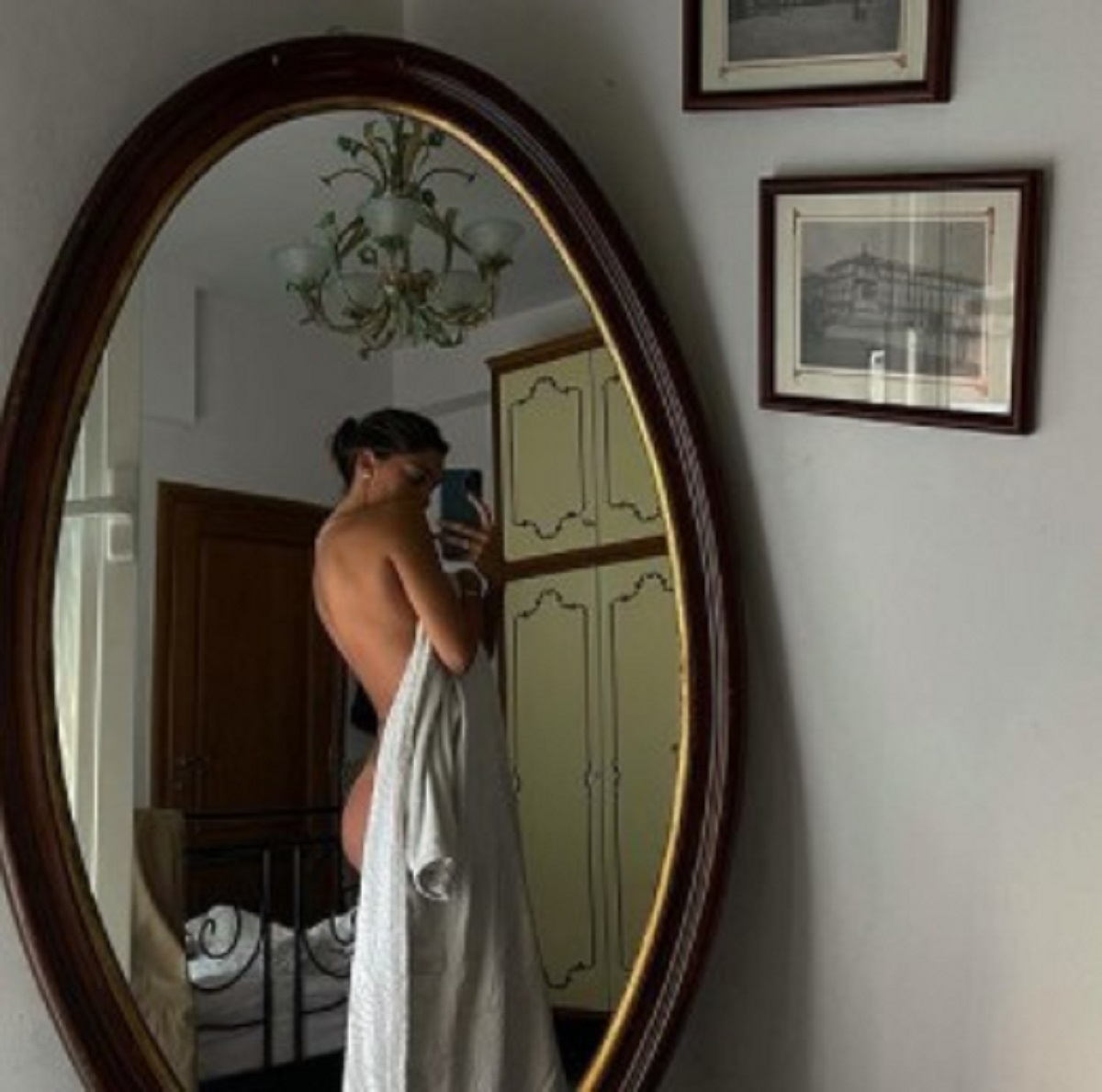 Belen Rodriguez foto nuda specchio critiche 