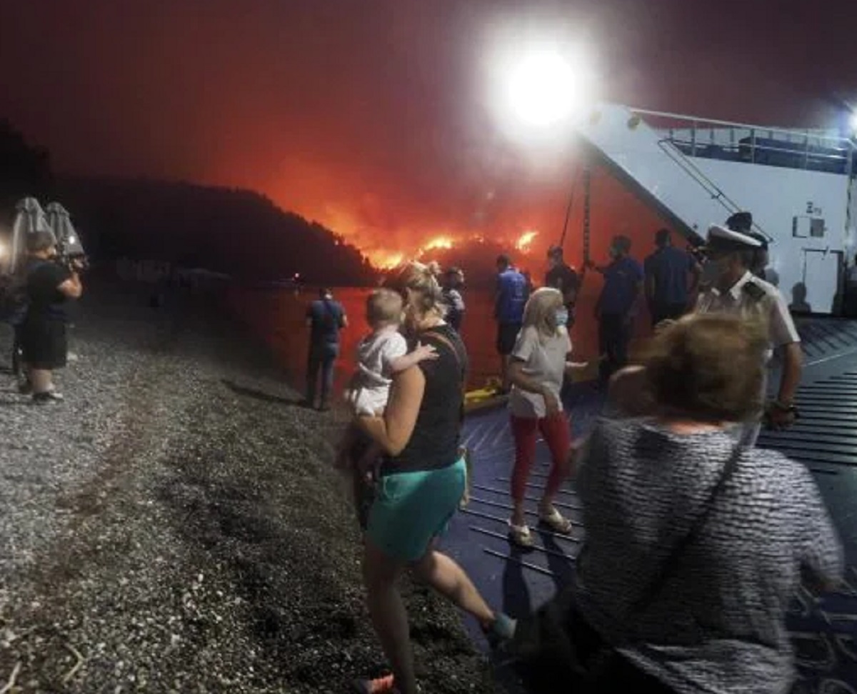 Grecia incendi video evacuazione traghetti