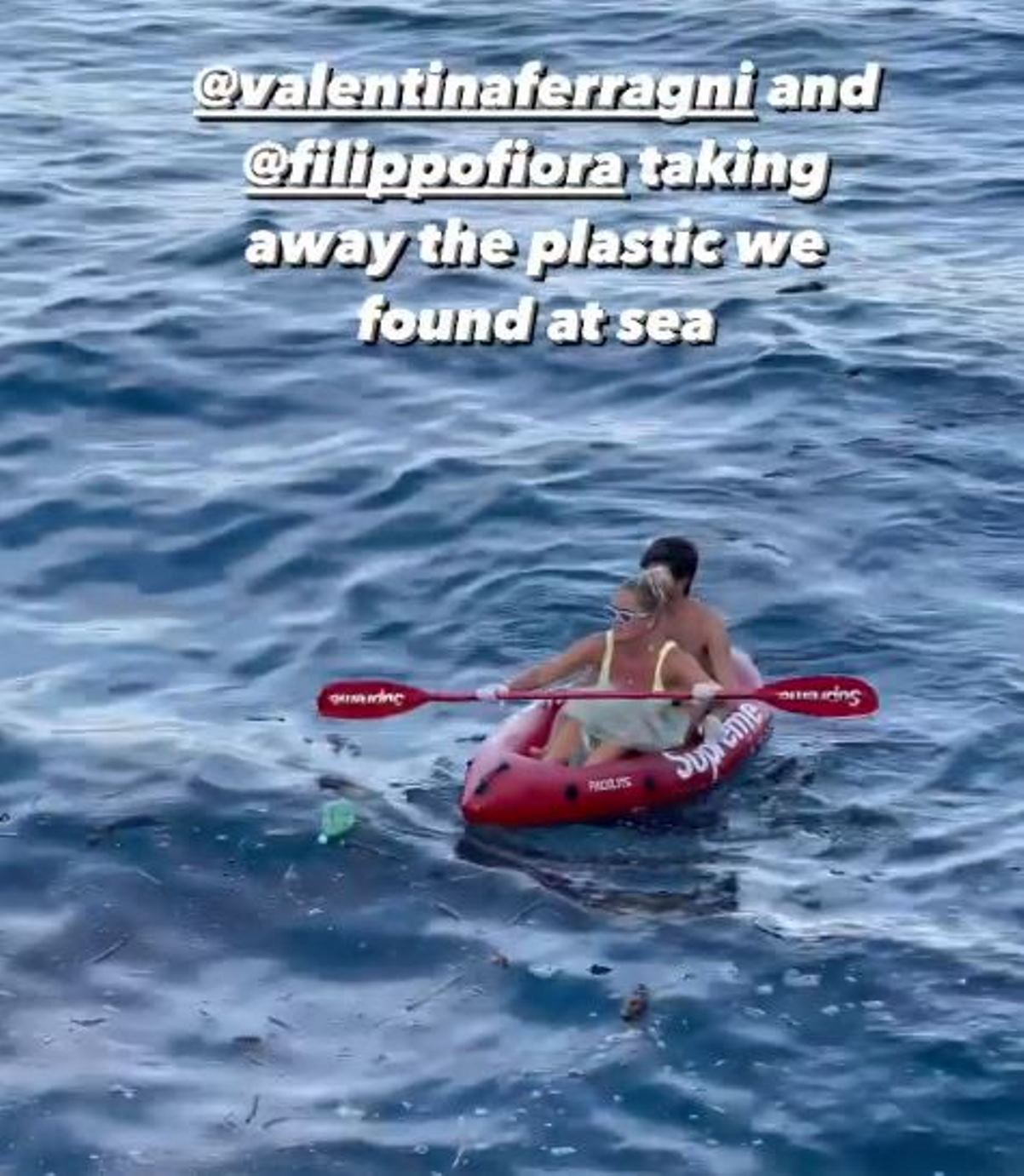 valentina ferragni raccoglie plastica in mare