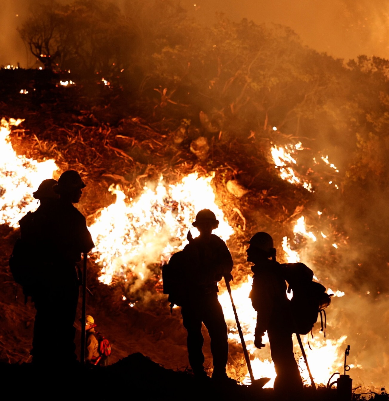 Near the fire. Пожар «Калдор». Пожарники сражается. Fire near el Monte.