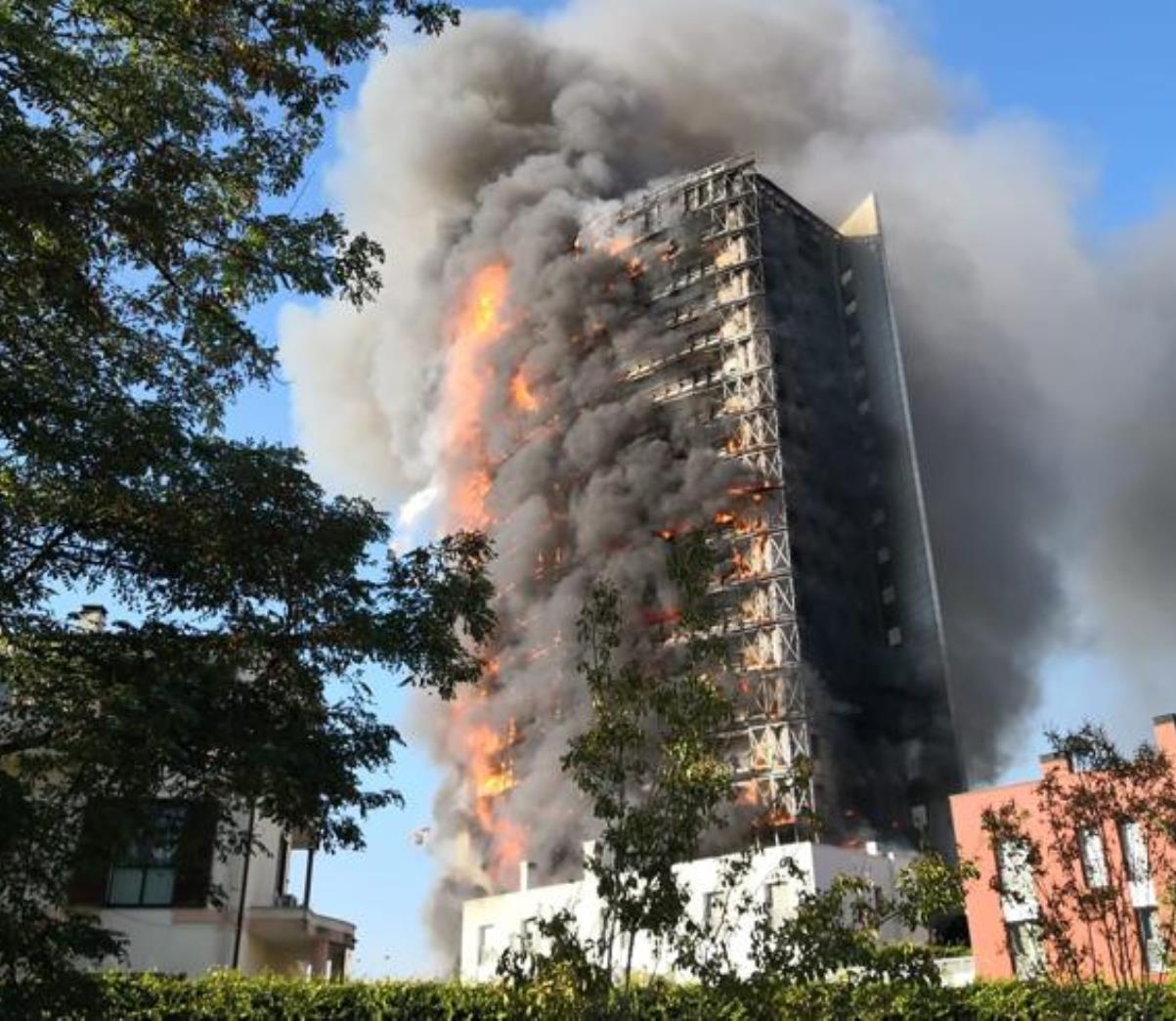 incendio palazzo milano