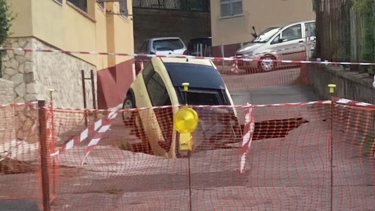 napoli voragine auto inghiottita