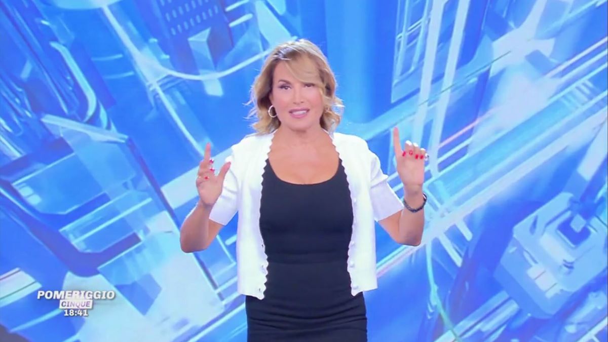 Pomeriggio 5 Barbara D'Urso vetro rotto