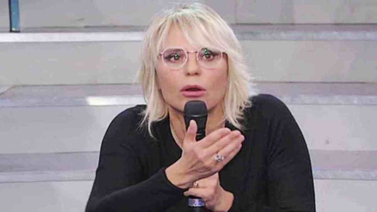 maria de filippi manda via tronista joele ued