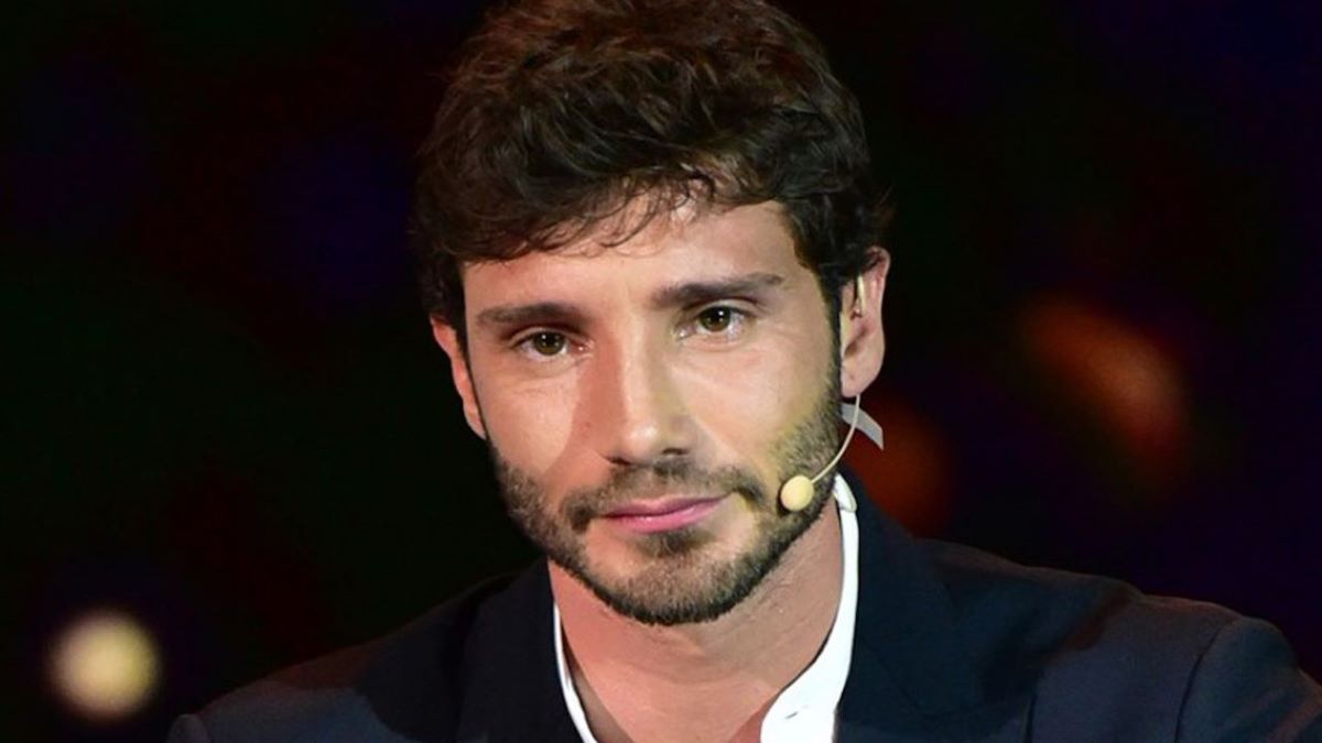 Stefano De Martino Salta Programma Rai 2