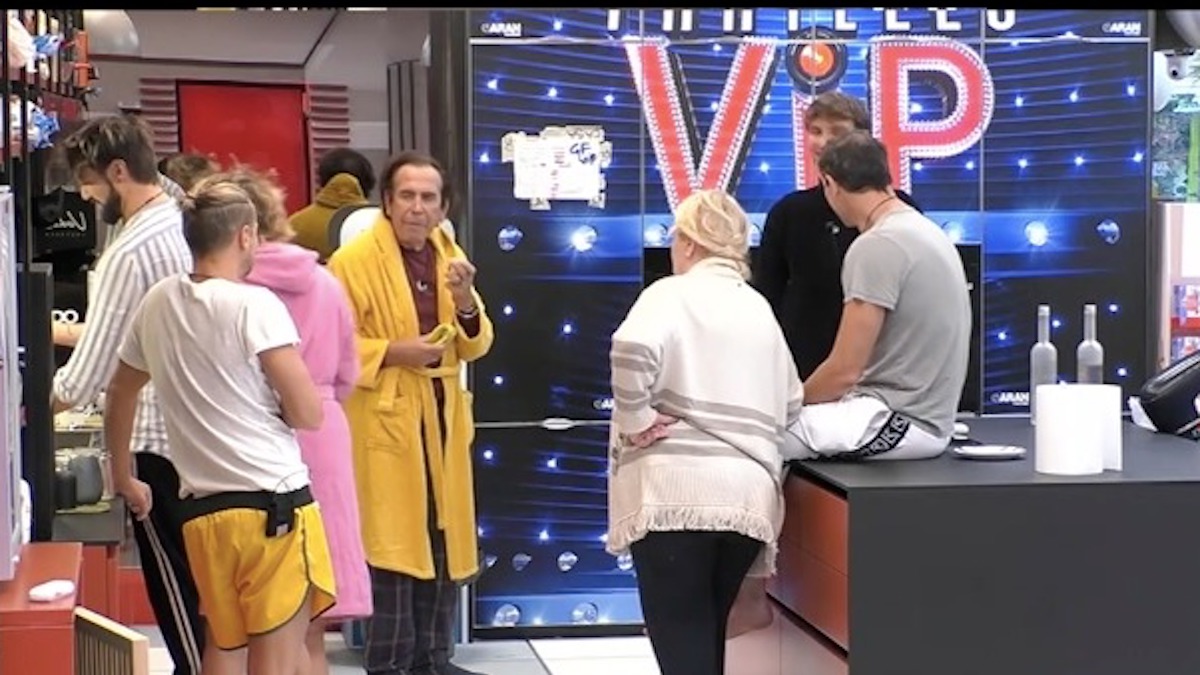 GF Vip 6 Manuel Bortuzzo indossa tutori e cammina