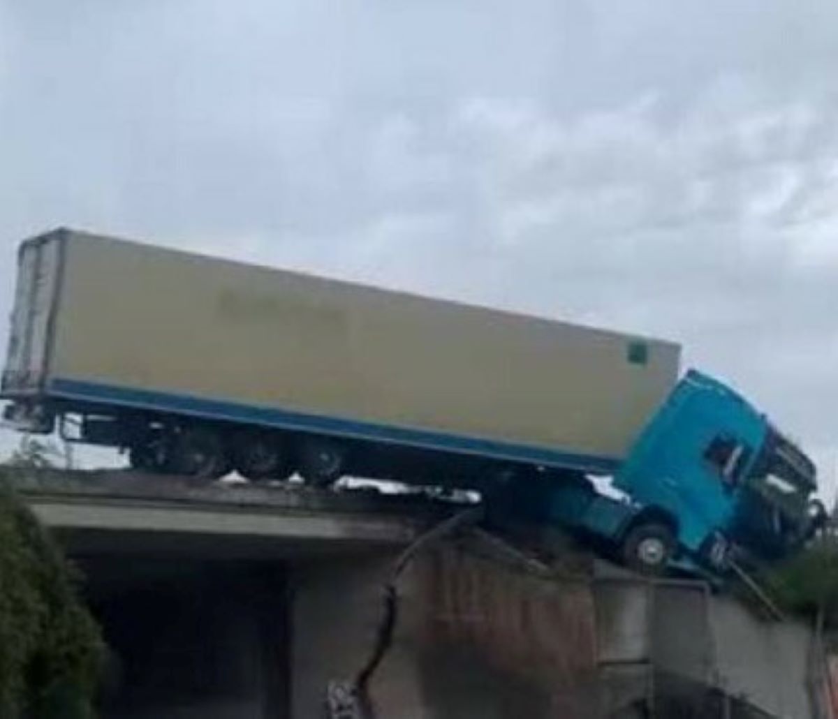 Incidente Perugia Camion Bilico Scarpata