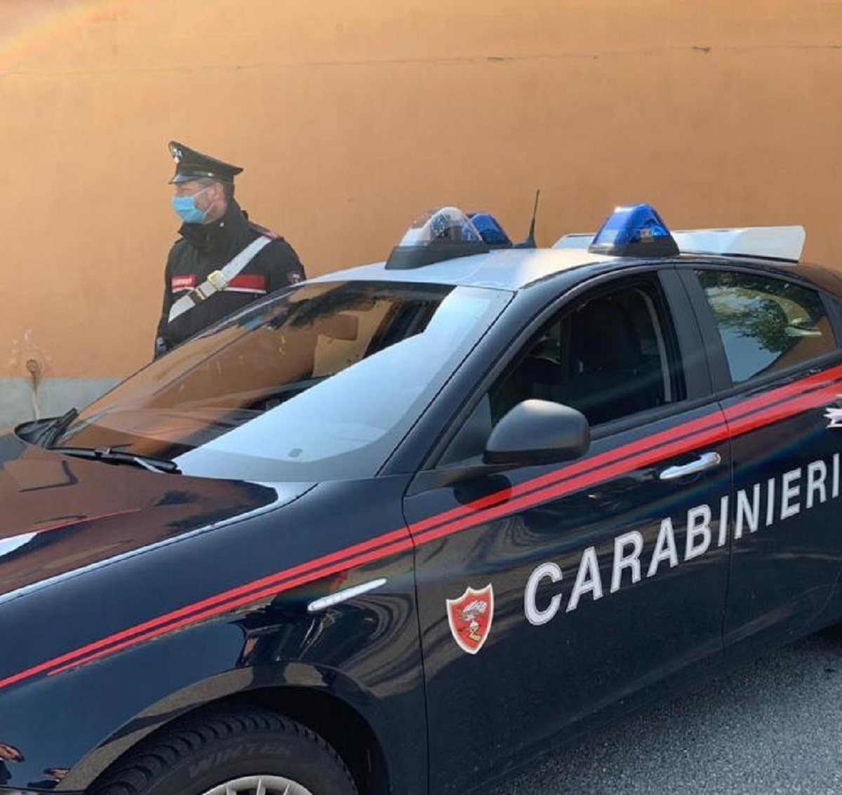 Lecce scuola infanzia Cesare Battisti giovane misterioso fuga