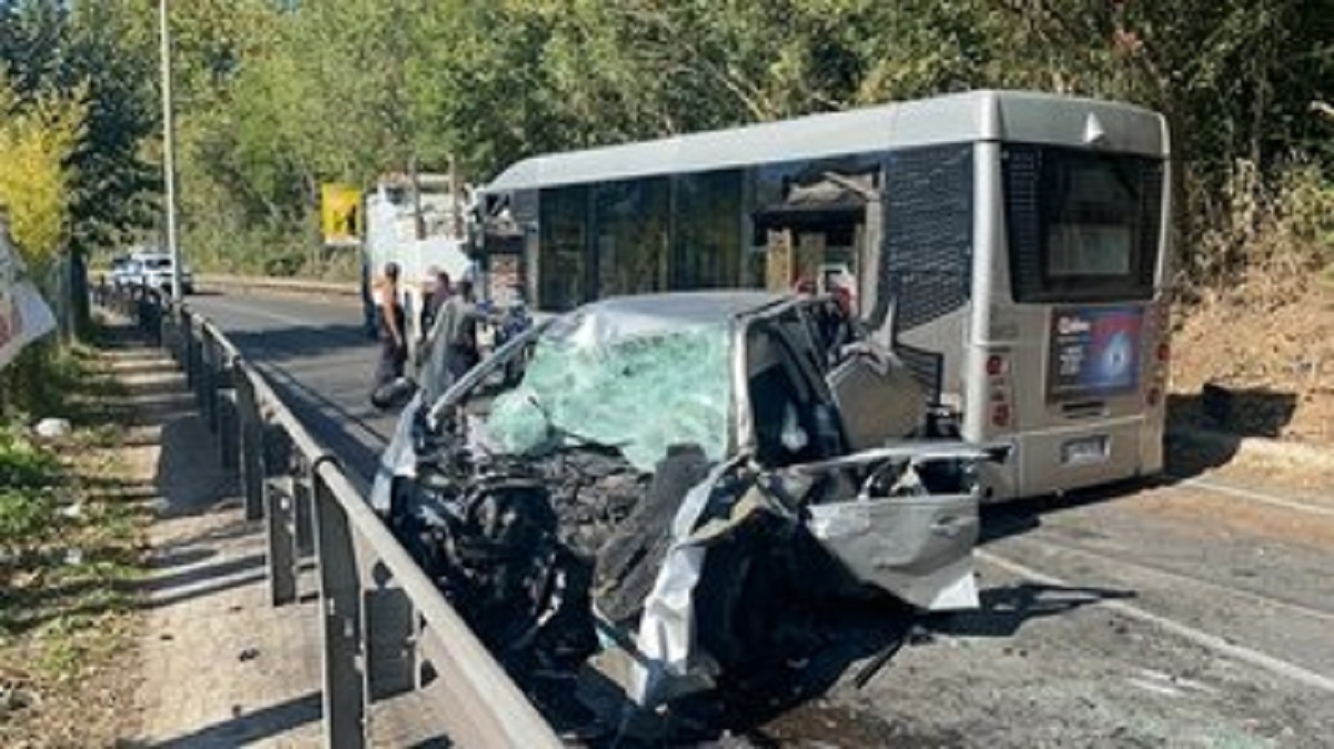 Roma via Ostiense frontale morto 29enne bus