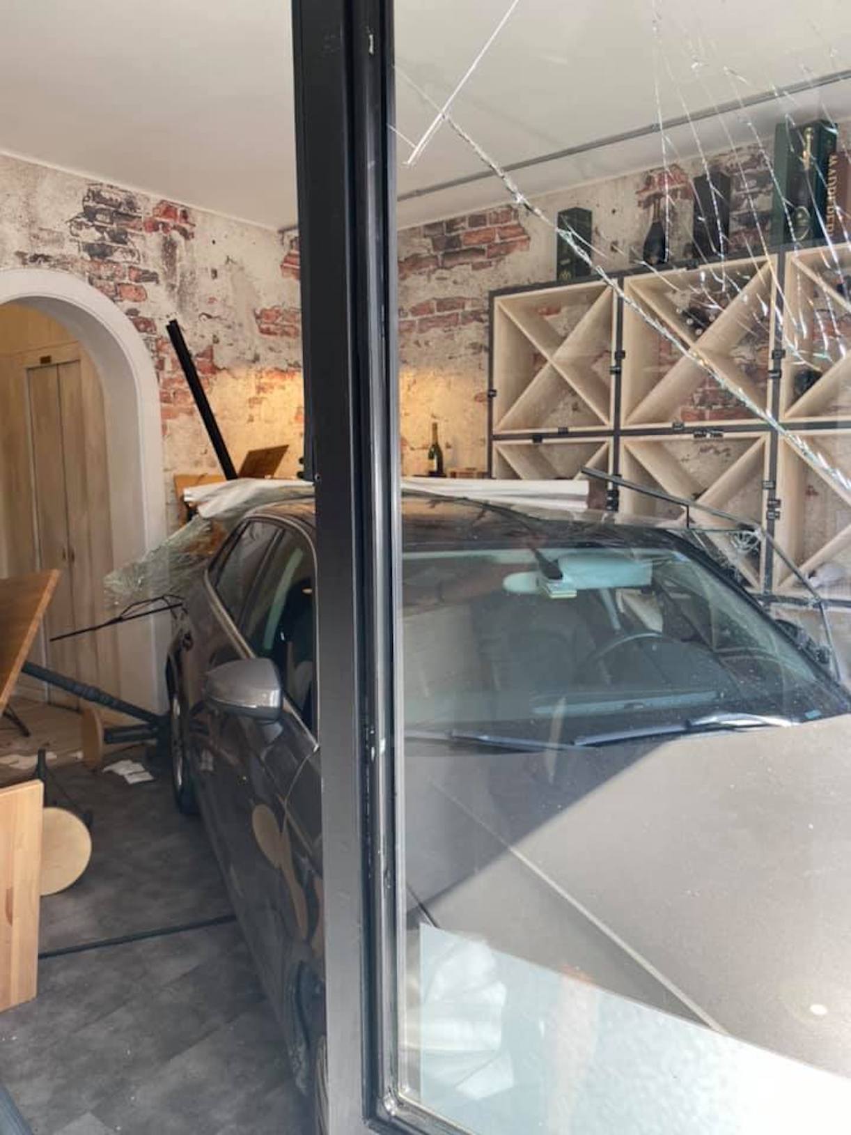 Alessandra Moretti auto distrugge wine bar