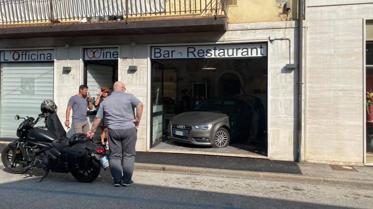 Alessandra Moretti auto distrugge wine bar