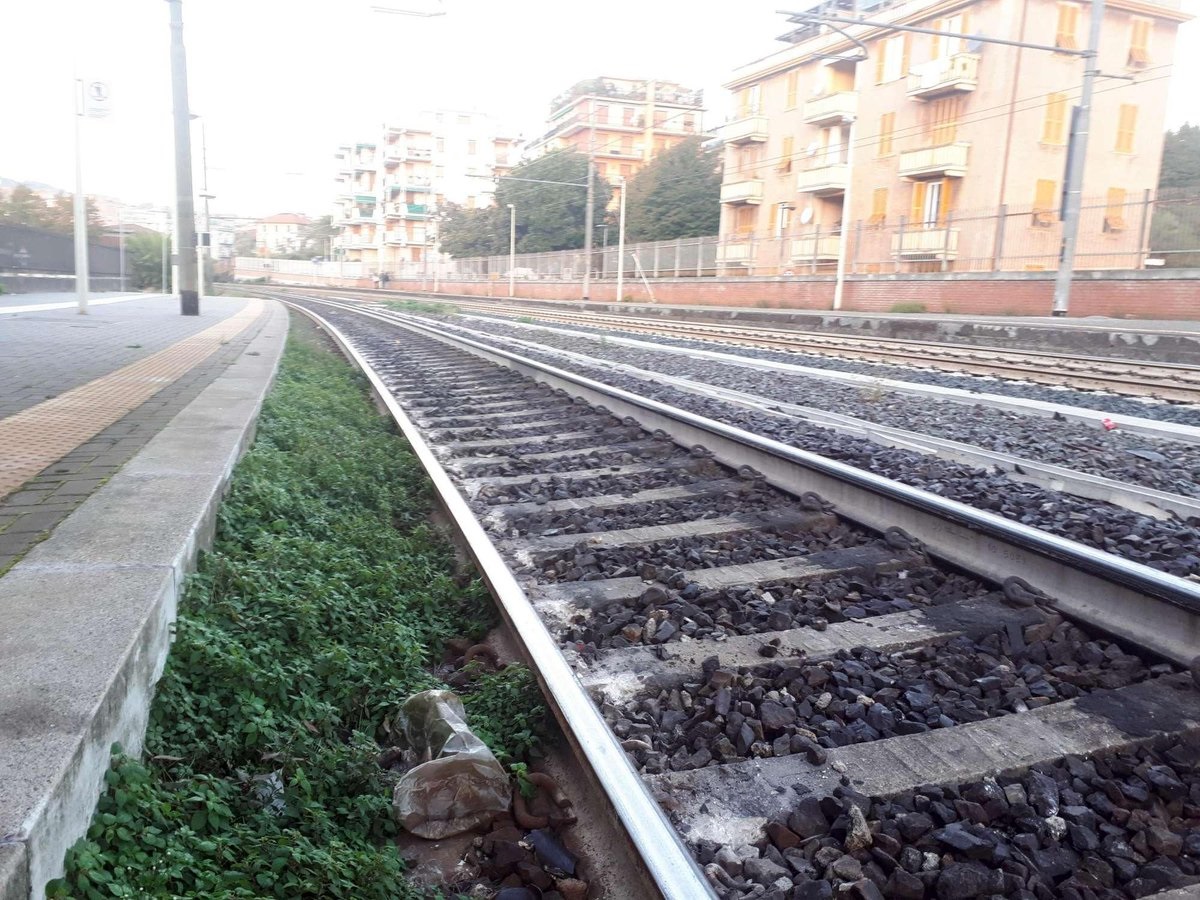 Bari incidente treno 16enne cuffiette travolta morta