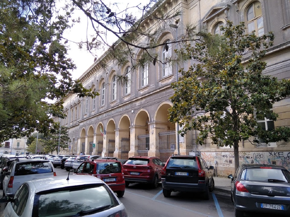 Lecce scuola infanzia Cesare Battisti giovane misterioso fuga