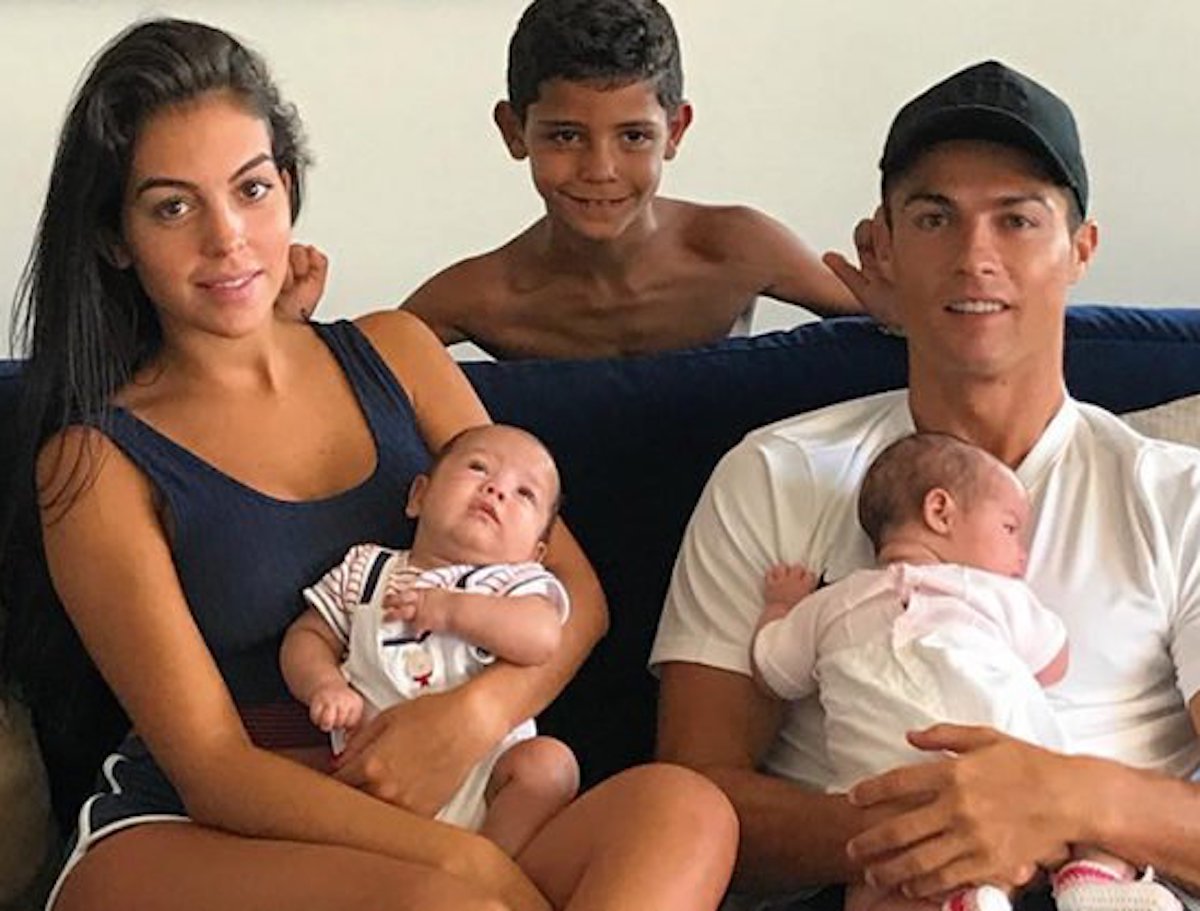 Cristiano Ronaldo papà fidanzata Georgina incinta gemelli
