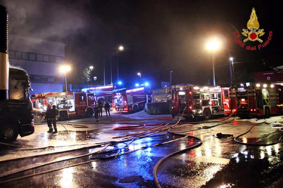 Avellino incendio 12 autoarticolati distrutti situazione