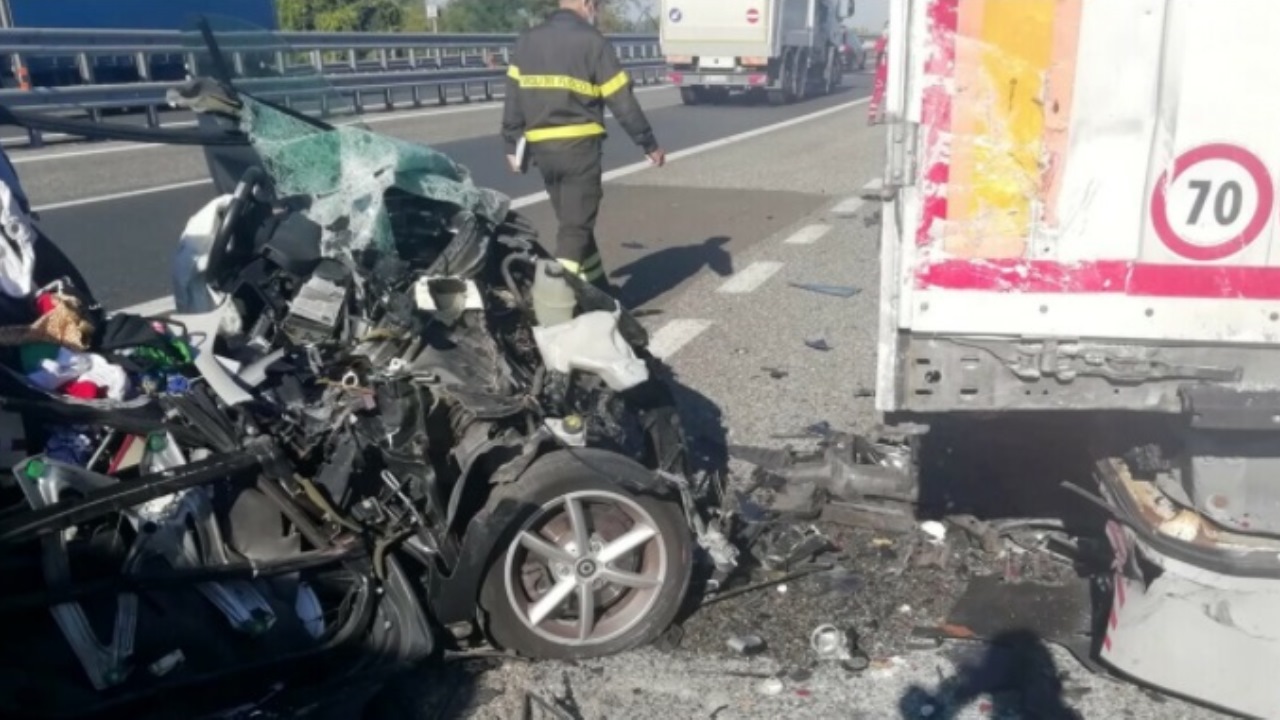 rosignano marittimo incidente auto distrutta foto