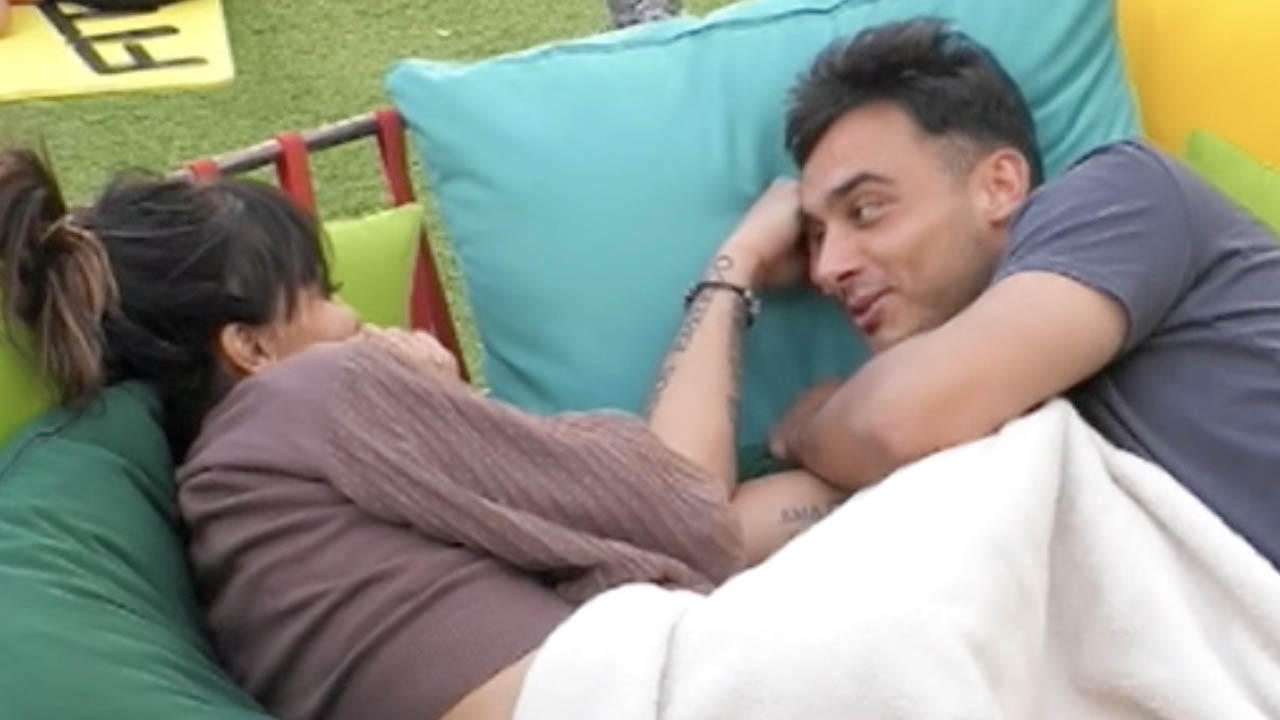Miriana Trevisan nicola pisu dorme a terra gf vip