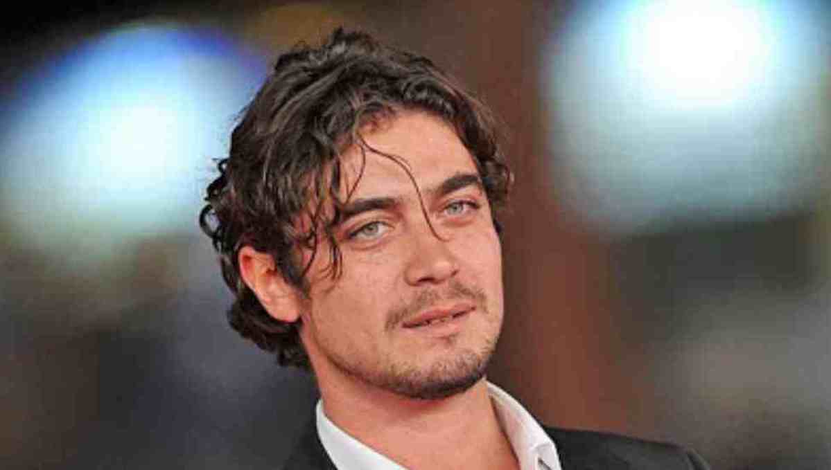 riccardo scamarcio bacio benedetta porcaroli.