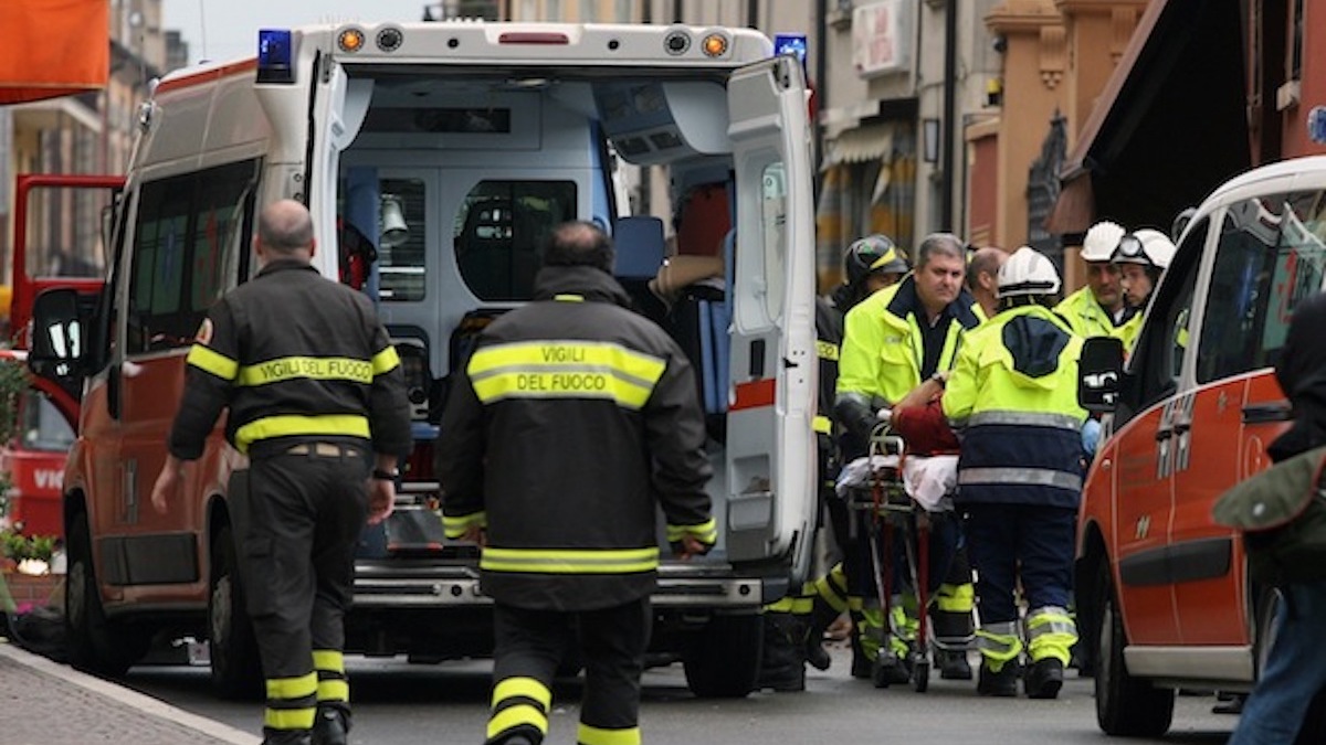 Donna litiga morta lancia balcone salerno ucciso marito