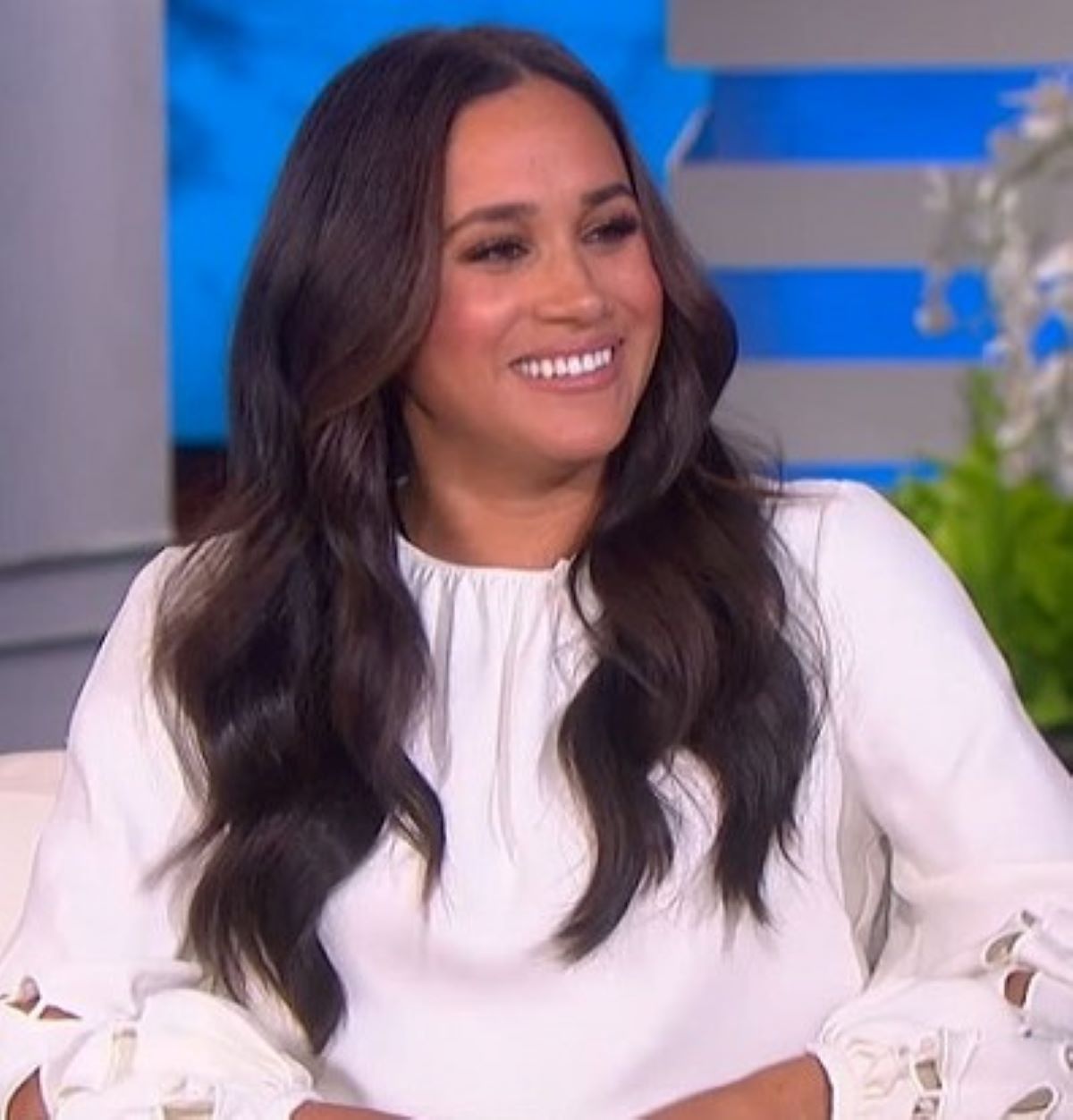 Meghan Markle Ritorno Televisione Costo Camicetta Bianca