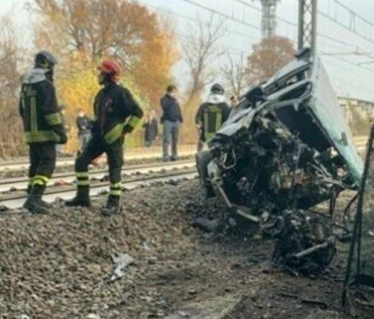Incidente Parma Pulmino Ferrovia Un Morto
