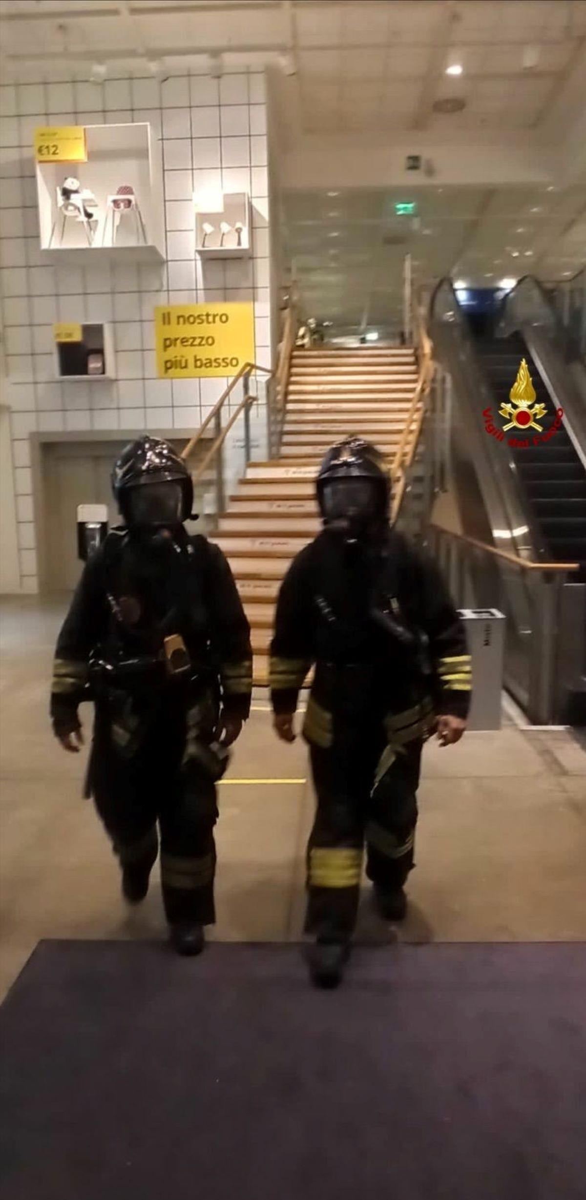 Ikea Corsico Milano Pompieri Evacuazione Sostanza Aria
