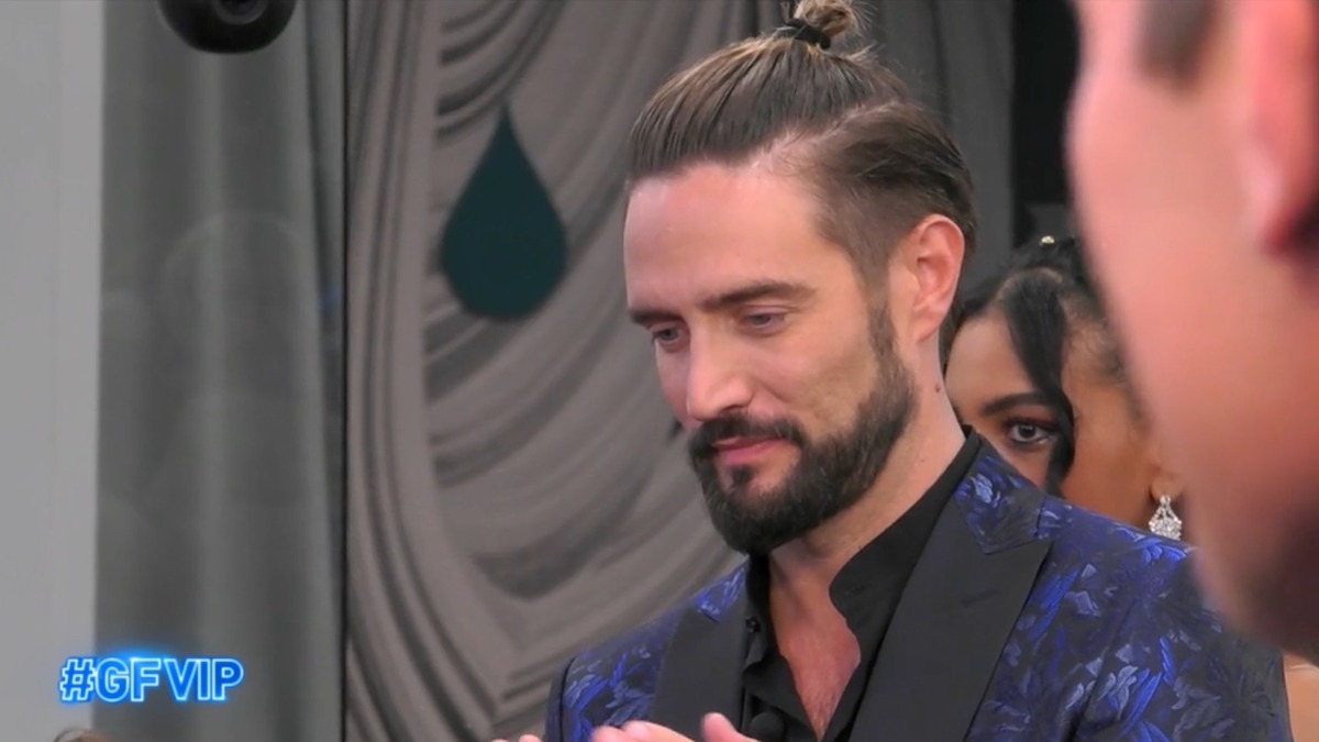 GF Vip 6, Alex Belli si avvicina a Sophie Codegoni: "Eri bellissima"