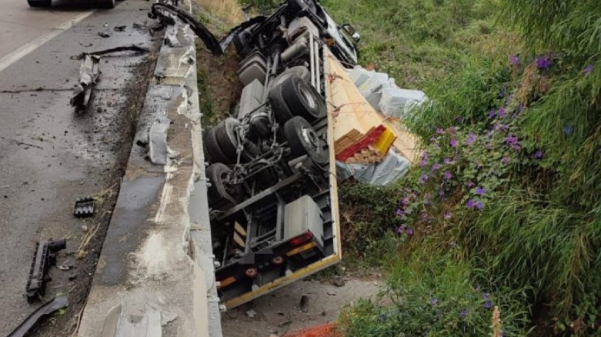 Incidente Sulla Messina Palermo Tir Precipita Dal Viadotto