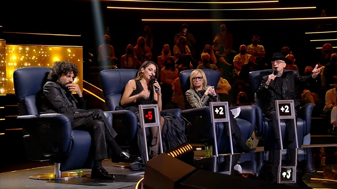 J-Ax attaccato da anna tatangelo occhiali