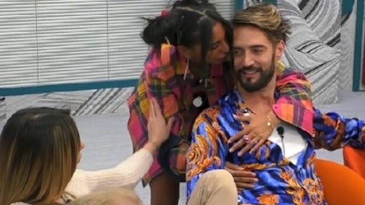 GF Vip 6 Lulù Selassiè abbraccia Alex Belli Soleil Sorge gelosa