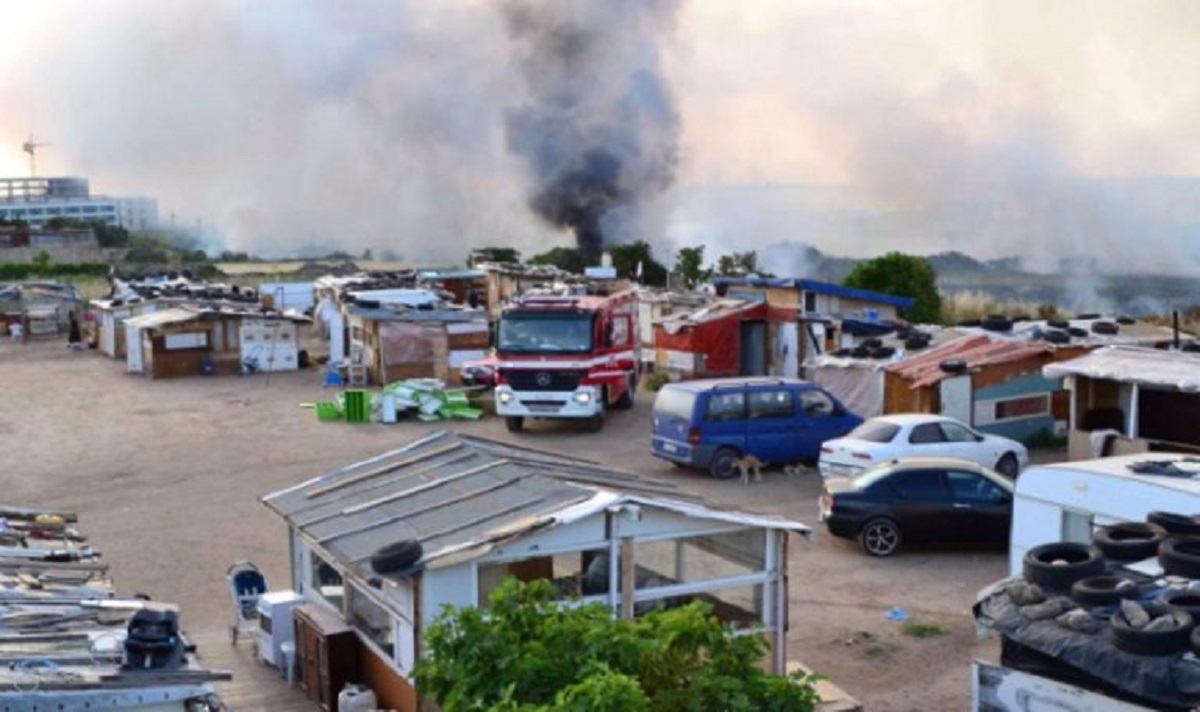 Foggia Stornara incendio campo nomadi bambini morti