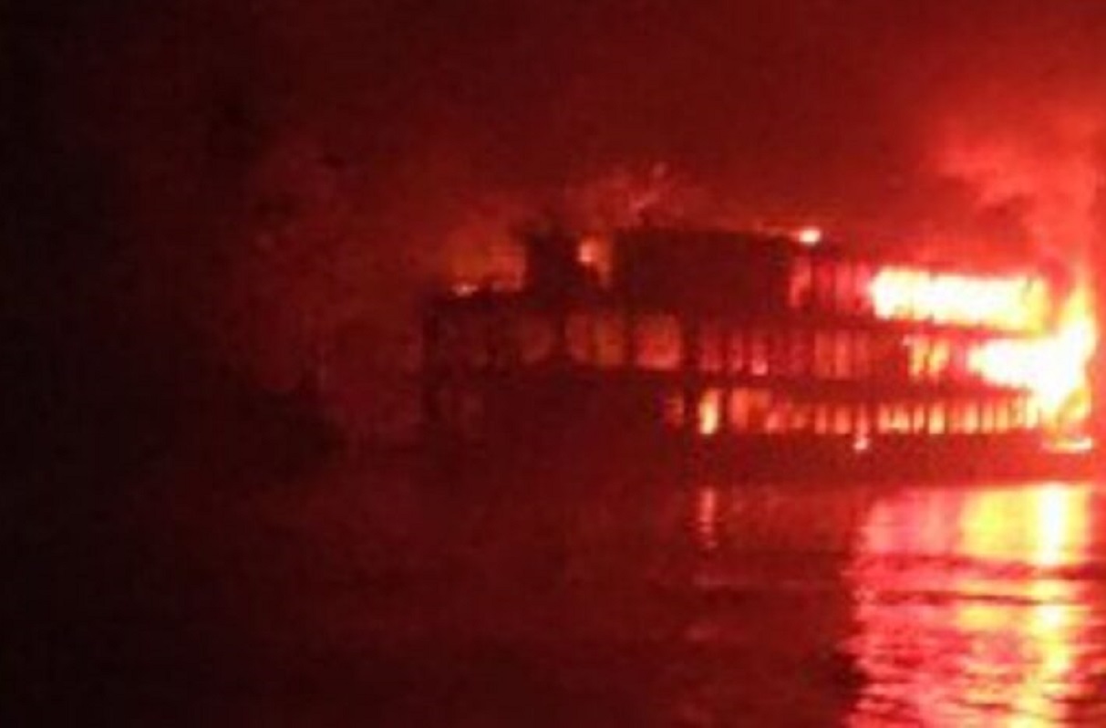 Bangladesh nave fiamme 