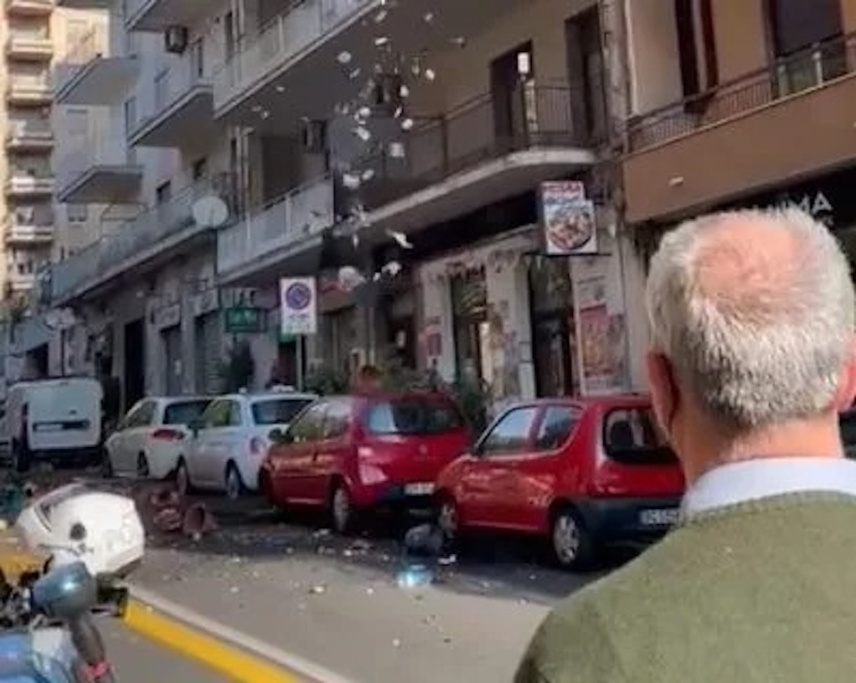 Catania donna nuda lancia vasi balcone video