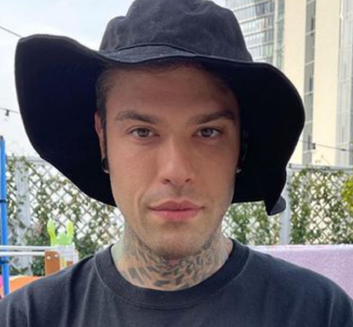 Fedez periodo difficile truffa crisi social