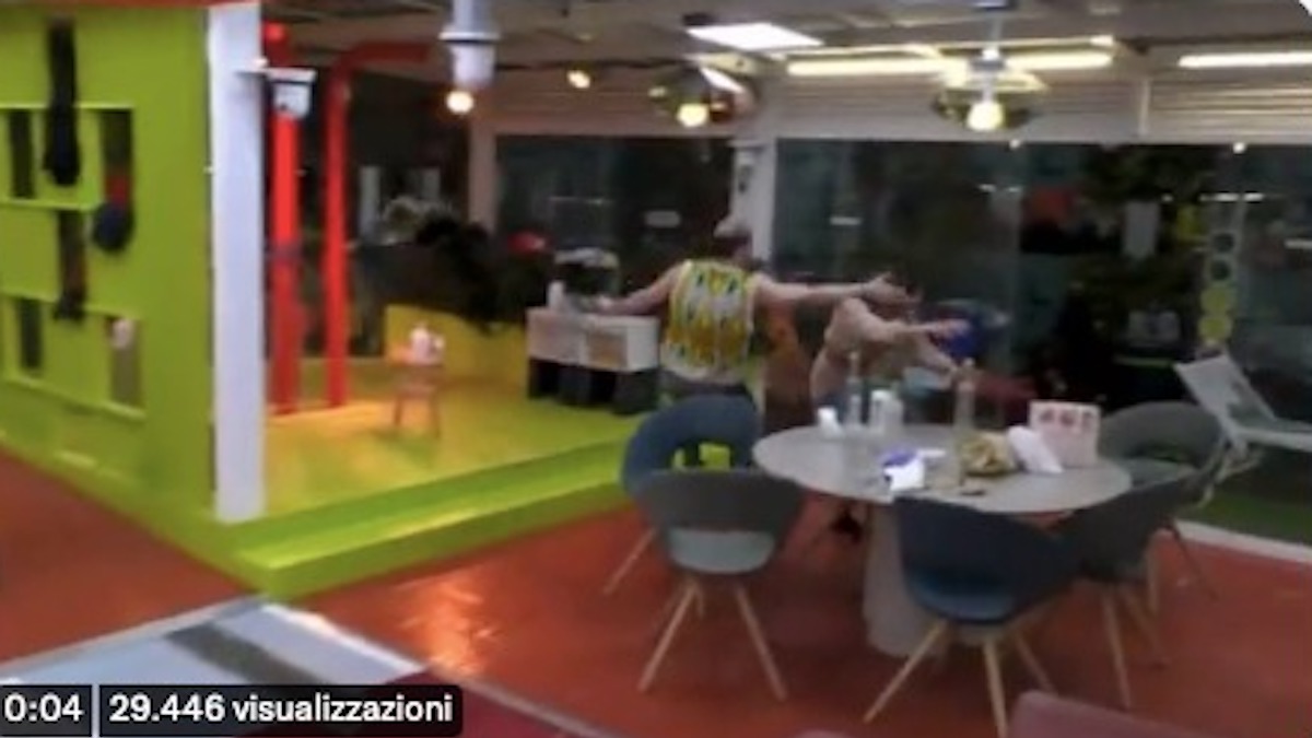 GF Vip 6 Giacomo Urtis cade